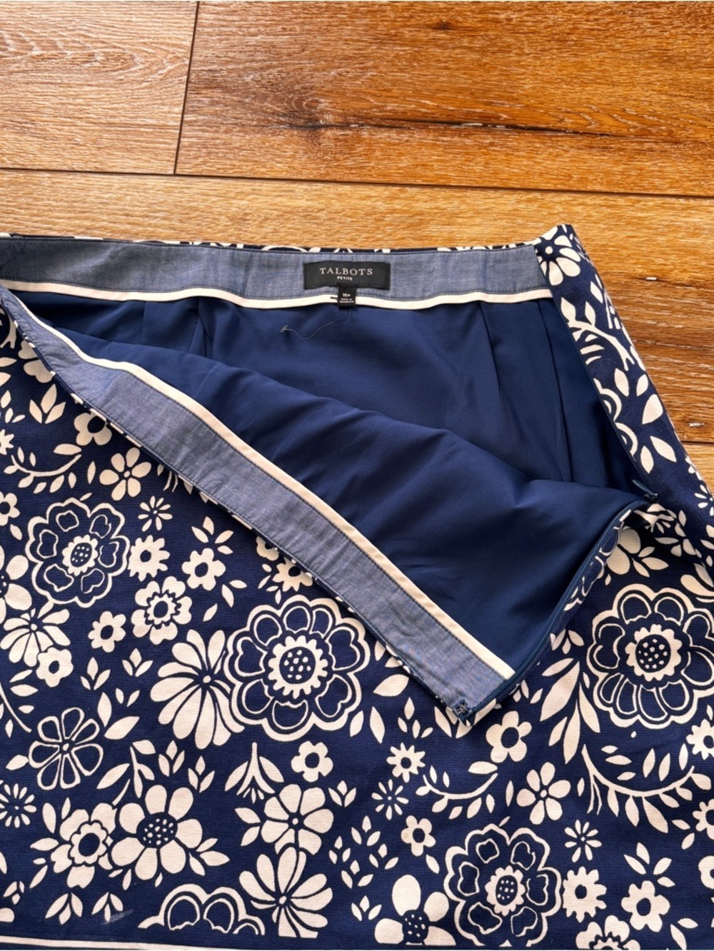 Talbots Size 16p Mini Skirt Comfort Stretch Navy and White Floral Print Preppy - Picture 3 of 10